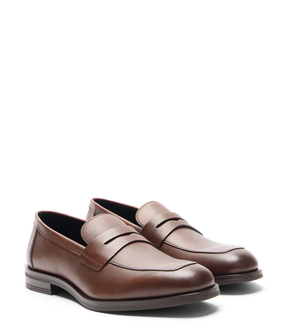 Stuart Weitzman SW CLUB CLASSIC PENNY LOAFER en BROWN de Mujer | Stuart Weitzman® Solo hoy