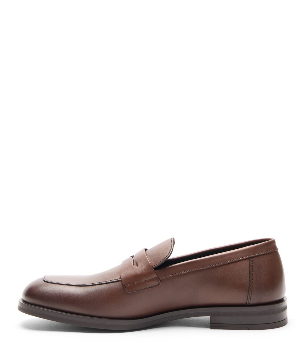 Stuart Weitzman SW CLUB CLASSIC PENNY LOAFER en BROWN de Mujer | Stuart Weitzman® Solo hoy