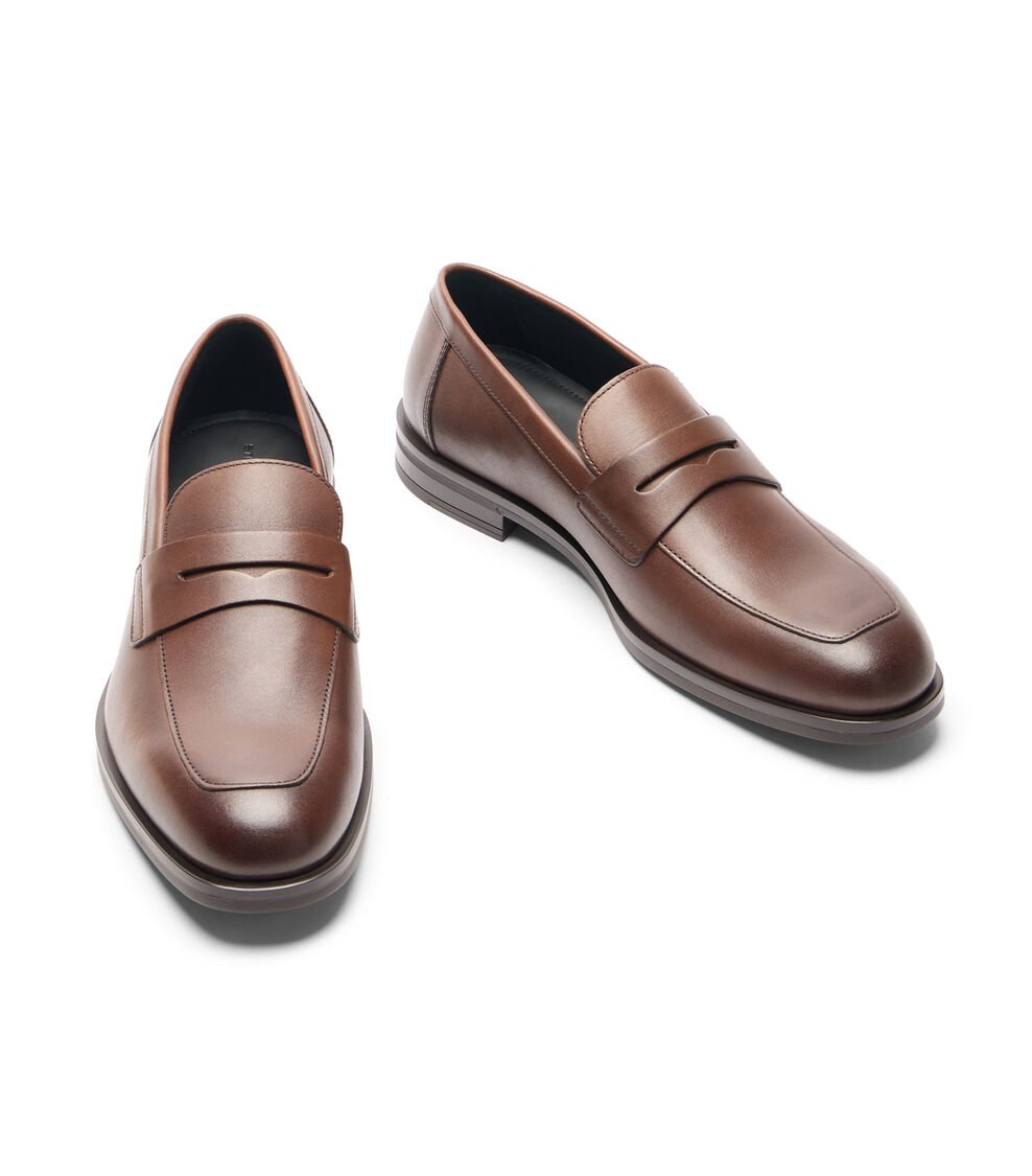 Stuart Weitzman SW CLUB CLASSIC PENNY LOAFER en BROWN de Mujer | Stuart Weitzman® Solo hoy