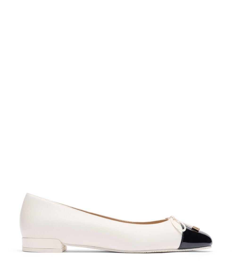 Stuart Weitzman SLEEK BOW FLAT en CREMA/NEGRO de Mujer | Stuart Weitzman® Envío gratis