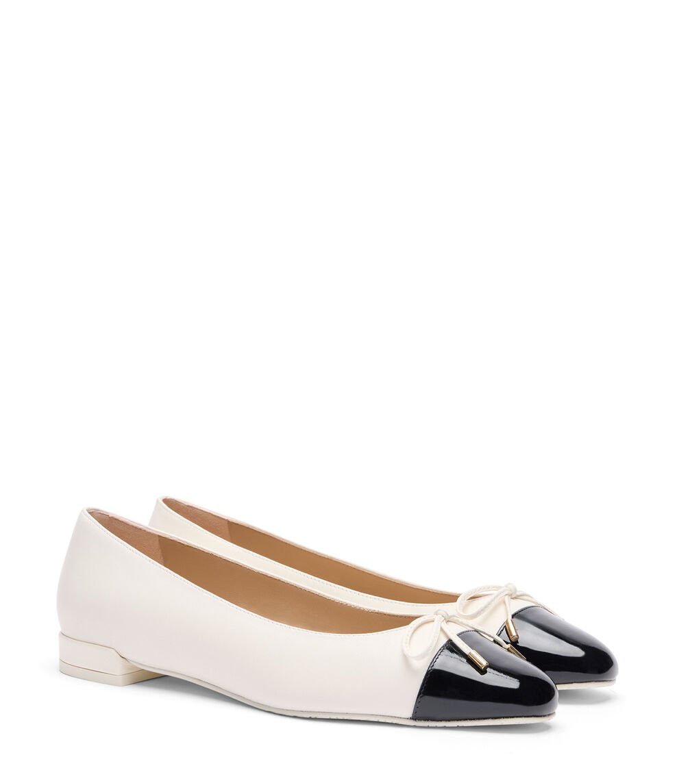 Stuart Weitzman SLEEK BOW FLAT en CREMA/NEGRO de Mujer | Stuart Weitzman® Envío gratis