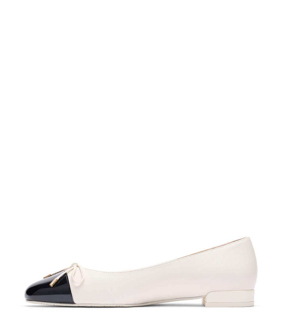 Stuart Weitzman SLEEK BOW FLAT en CREMA/NEGRO de Mujer | Stuart Weitzman® Envío gratis