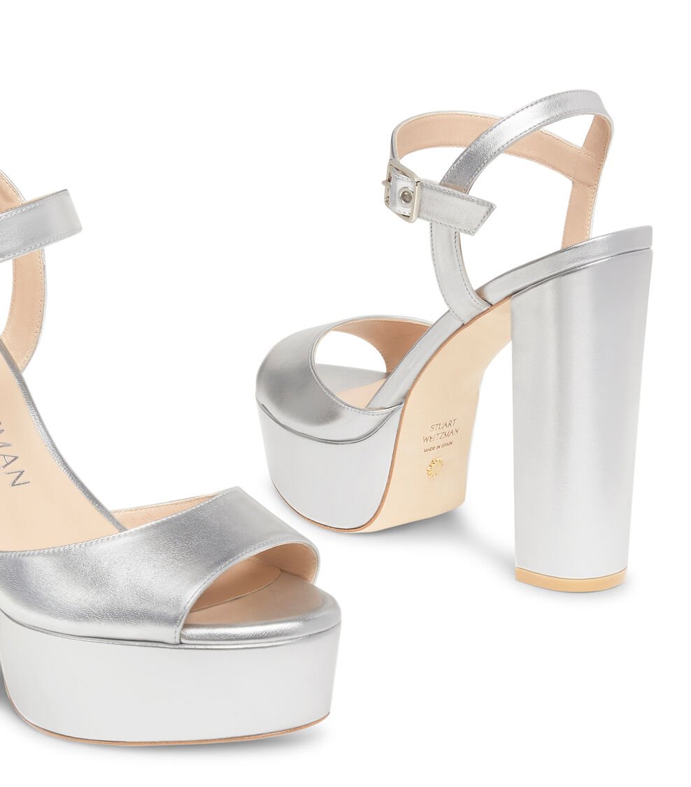 Stuart Weitzman RYDER 95 PLATFORM SANDAL en PLATA de Mujer | Stuart Weitzman® Solo queda un día