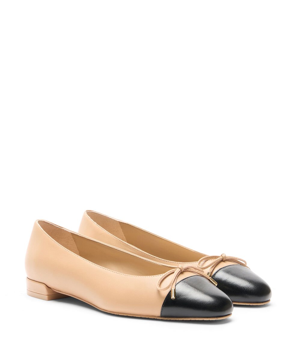 Stuart Weitzman SLEEK BOW FLAT en ADOBE/NEGRO de Mujer | Stuart Weitzman® 2025