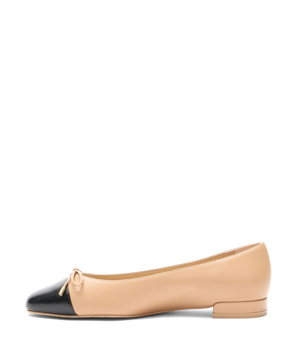 Stuart Weitzman SLEEK BOW FLAT en ADOBE/NEGRO de Mujer | Stuart Weitzman® 2025