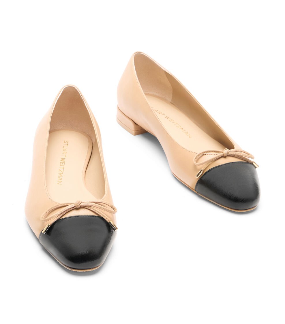 Stuart Weitzman SLEEK BOW FLAT en ADOBE/NEGRO de Mujer | Stuart Weitzman® 2025