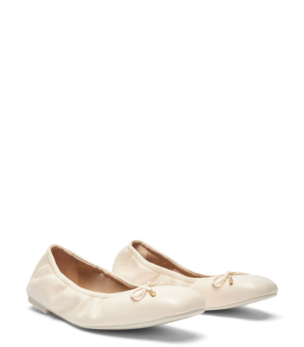 Stuart Weitzman BARDOT BOW FLAT en ARENA de Mujer | Stuart Weitzman® Ventas relámpago