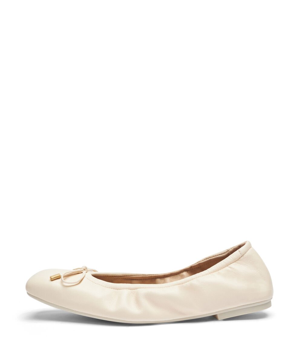 Stuart Weitzman BARDOT BOW FLAT en ARENA de Mujer | Stuart Weitzman® Ventas relámpago