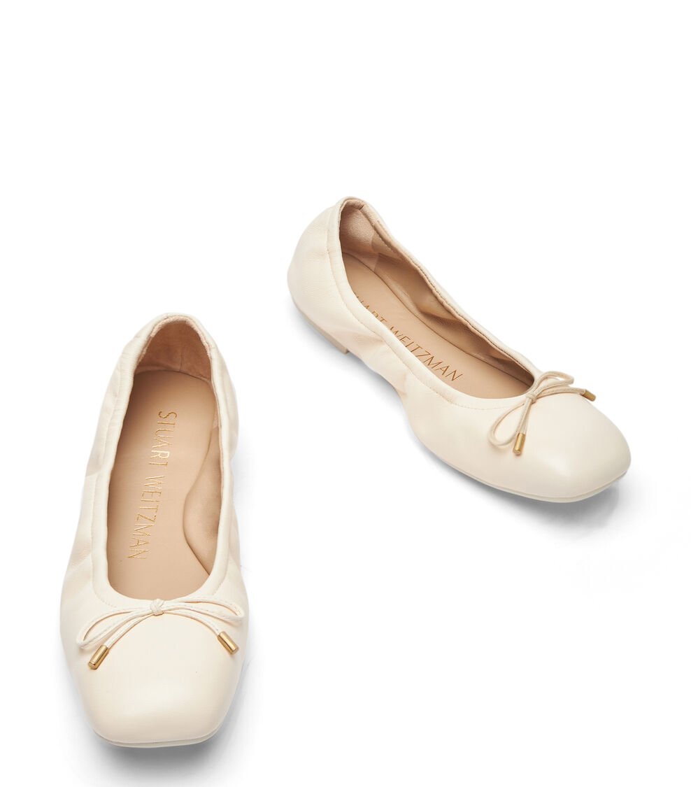 Stuart Weitzman BARDOT BOW FLAT en ARENA de Mujer | Stuart Weitzman® Ventas relámpago
