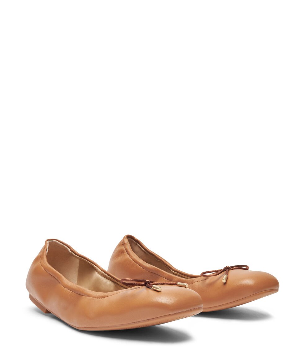 Stuart Weitzman BARDOT BOW FLAT en MARRÓN CLARO de Mujer | Stuart Weitzman® Tienda