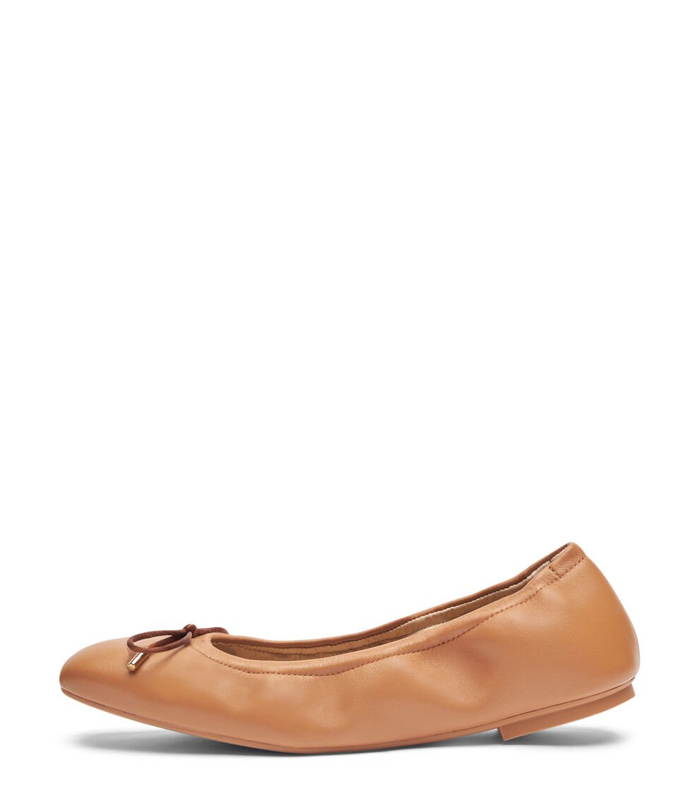 Stuart Weitzman BARDOT BOW FLAT en MARRÓN CLARO de Mujer | Stuart Weitzman® Tienda