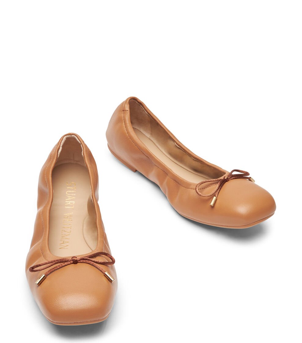 Stuart Weitzman BARDOT BOW FLAT en MARRÓN CLARO de Mujer | Stuart Weitzman® Tienda