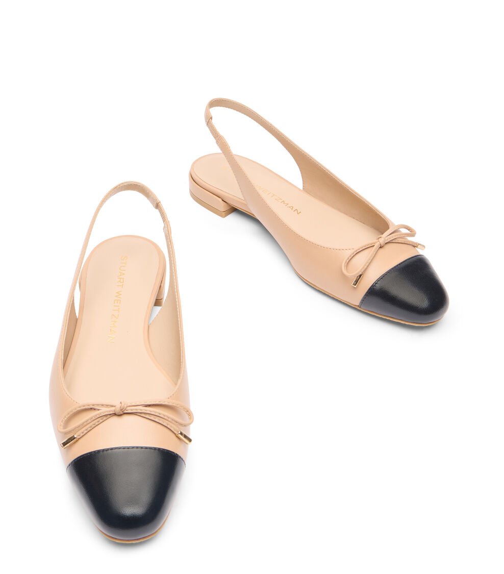 Stuart Weitzman SLEEK BOW SLINGBACK FLAT en ADOBE/NEGRO de Mujer | Stuart Weitzman® Último día